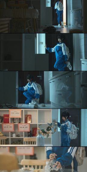 脱了她裙子摸进她的内裤亲吻