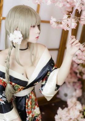 年轻的妈妈观看